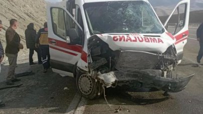 Hasta taşıyan ambulans kaza yaptı: Yaralılar var
