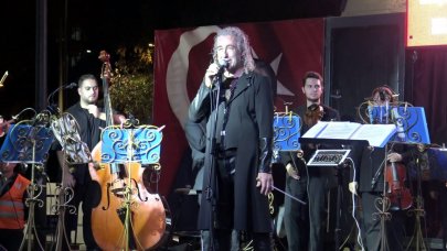 Barış Manço'nun '2023 Marşı' senfonik orkestra ile seslendirildi