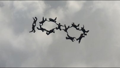 Bordo berelilerden görsel şölen: Gökyüzünde '100' rakamı oluşturdular