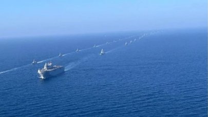 100 savaş gemisi İstanbul Boğazı'nda