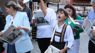 Çocuklar sokaklarda "Cumhuriyet'in 100. yılı" gazetesini dağıttı!