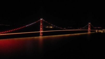 1915 Çanakkale Köprüsü bayrağımızın renkleriyle ışıklandırıldı