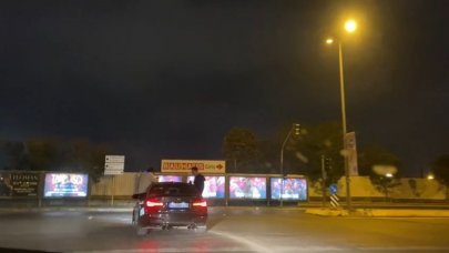 Otomobilin kapısından sarkarak yolculuk: Tehlikeye böyle davetiye çıkardılar