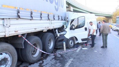 Kapalı kasa minibüs, park halindeki kamyona çarptı