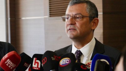 Özgür Özel'den AYM önünde toplanan gazetecilere destek: 'Tolga Şardan'a yapılanlar tüm gazetecilere yapılacak'