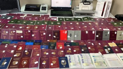 İstanbul'da göçmen kaçakçılığı operasyonu: Çok sayıda sahte kimlik ve pasaport ele geçirildi
