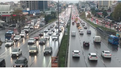 İstanbul'u sağanak vurdu: Trafik yoğunluğu yüzde 80'e çıktı