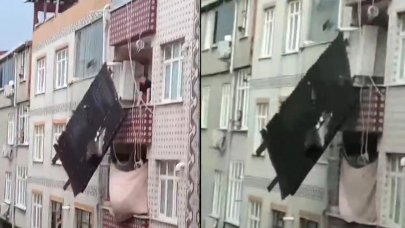 Çatıdan kopan parça balkondaki çamaşır ipine asılı kaldı