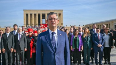Özgür Özel’in Anıtkabir ziyaretinde çelenk krizi