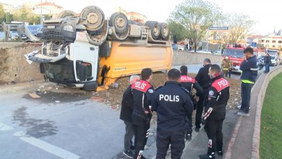 Kamyon caddeden alt yola uçtu!