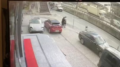 Ambulans, İETT otobüsü ve otomobile çarptı