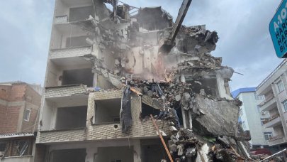 Tehlike saçan bina kontrollü şekilde yıkıldı