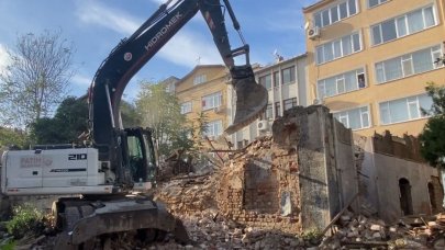 Çökme yaşanan metruk binada yıkım başlatıldı