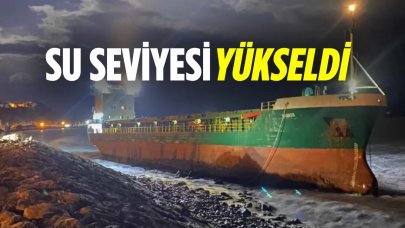 Yük gemisi karaya oturdu