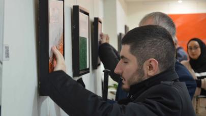 Görme engelliler, bu sergide renkleri dokunarak anlıyor