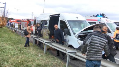 Servis minibüsü bariyerlere çarptı: 1'i ağır 6 yaralı