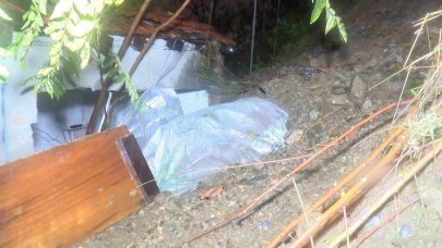 Toprak kayması nedeniyle çamurla dolan ev tahliye edildi