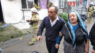Yangında mahsur kalan 2 kişiyi komşuları kurtardı
