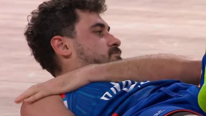 Anadolu Efes'te bir sakat daha! Maçta omzu kırıldı!