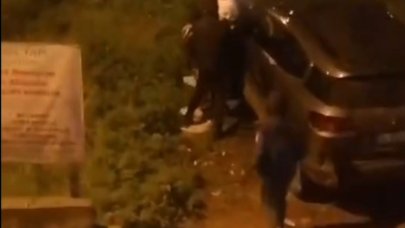 3 kişilik bir grup bir genci darbedip bıçakladı: O anlar kamerada