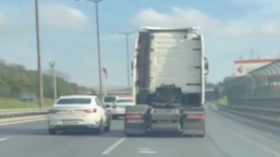 Trafikte tehlikeli anlar: TEM'de TIR şoförüyle otomobil sürücüsünün inatlaşması kamerada