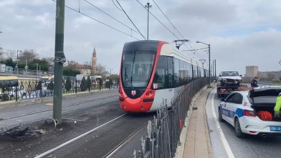 Otomobil tramvay yolundaki bariyerlere çarptı