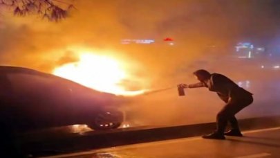 Seyir halindeki araç alev alev yandı