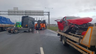 TIR, 2 otomobile çarptı: 3'ü çocuk 7 yaralı