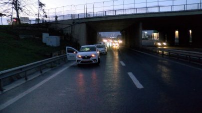 Yola düşen beton parçası araçlara zarar verdi