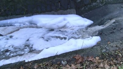 Köpüklü dere tedirginlik yarattı! Kimyasal tehlikesi mi var?