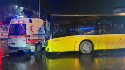 Ambulansla İETT otobüsü çarpıştı!