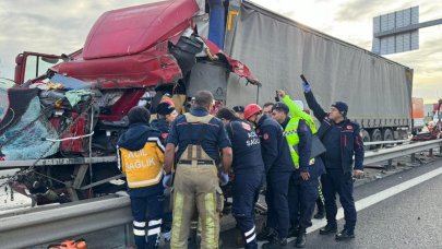 Lastiği patlayan TIR kaza yaptı: Sıkışan sürücüyü itfaiye kurtardı