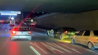 Trafikte kapısı açık otomobille yeni yıl kutlaması!