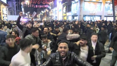 İstiklal Caddesi'nde yeni yıl coşkusu: Müslüm Gürses'in benzeri ile fotoğraf çektirdiler