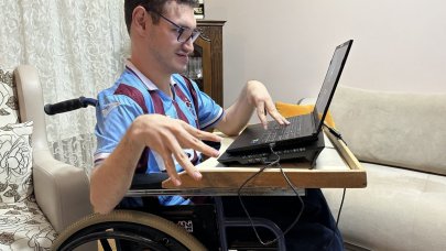 3 yılda tek parmakla kitap yazdı!