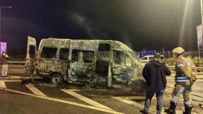 Servis minibüsü alev alev yandı