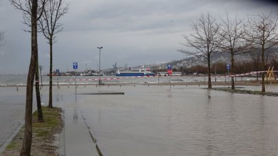 Kocaeli'de deniz taştı, yollar ve otoparklar su altında kaldı