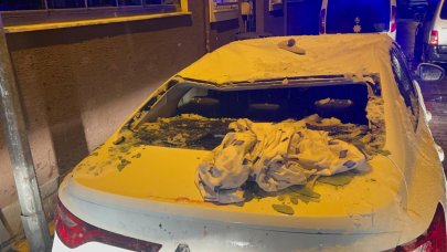 Anteni temizlerken çatıdan otomobilin üzerine düştü!