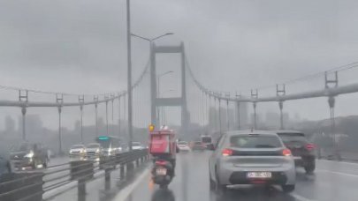 Şiddetli rüzgar, motosikletlilere zor anlar yaşattı!