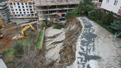 İstinat duvarı çöken bina boşaltıldı