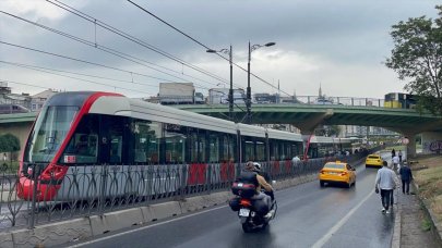 Tramvay seferlerine “yürüyüş” engeli!