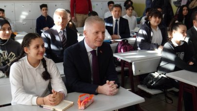 Vali Gül, öğrenciler ve muhtarlarla bir araya geldi