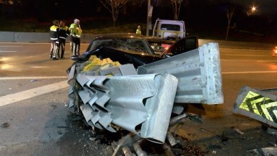 Bariyerlere ok gibi saplanan araçta sıkıştılar!