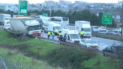 Lastiği patlayan TIR, otomobile çarptı