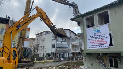Büyükçekmece’deki riskli sitenin yıkımı başladı