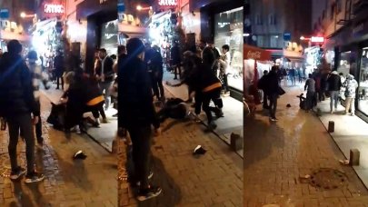 İki grup arasında tekme tokat kavga: Yere düşürdükleri kişiyi darbetti