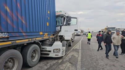 Beton mikseri TIR'a çarptı: 2 yaralı