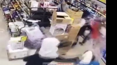 Markette kadınların büyük kavgası! Deterjan şişeleriyle saldırdılar!