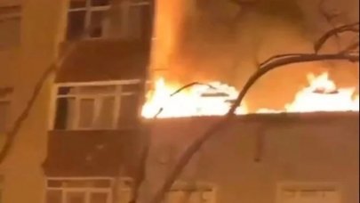 2 katlı binanın çatısı alev alev yandı