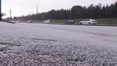 İstanbul Arnavutköy'de dolu yağışı etkili oldu